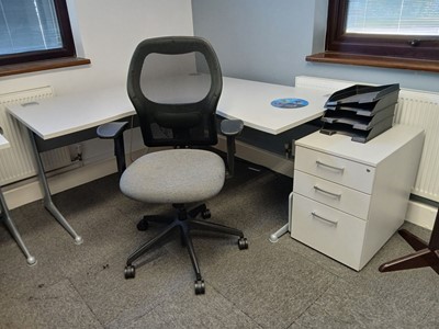 Lot 252 - Contents of office to include 3 radial...