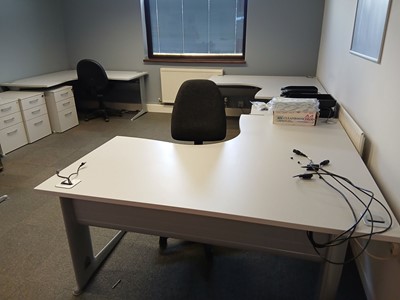 Lot 254 - Office contents to include 4 radial cantilever...