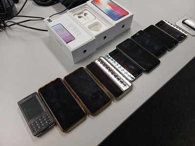 Lot 262 - 8 various Apple iPhones plus a Sony Ericsson...