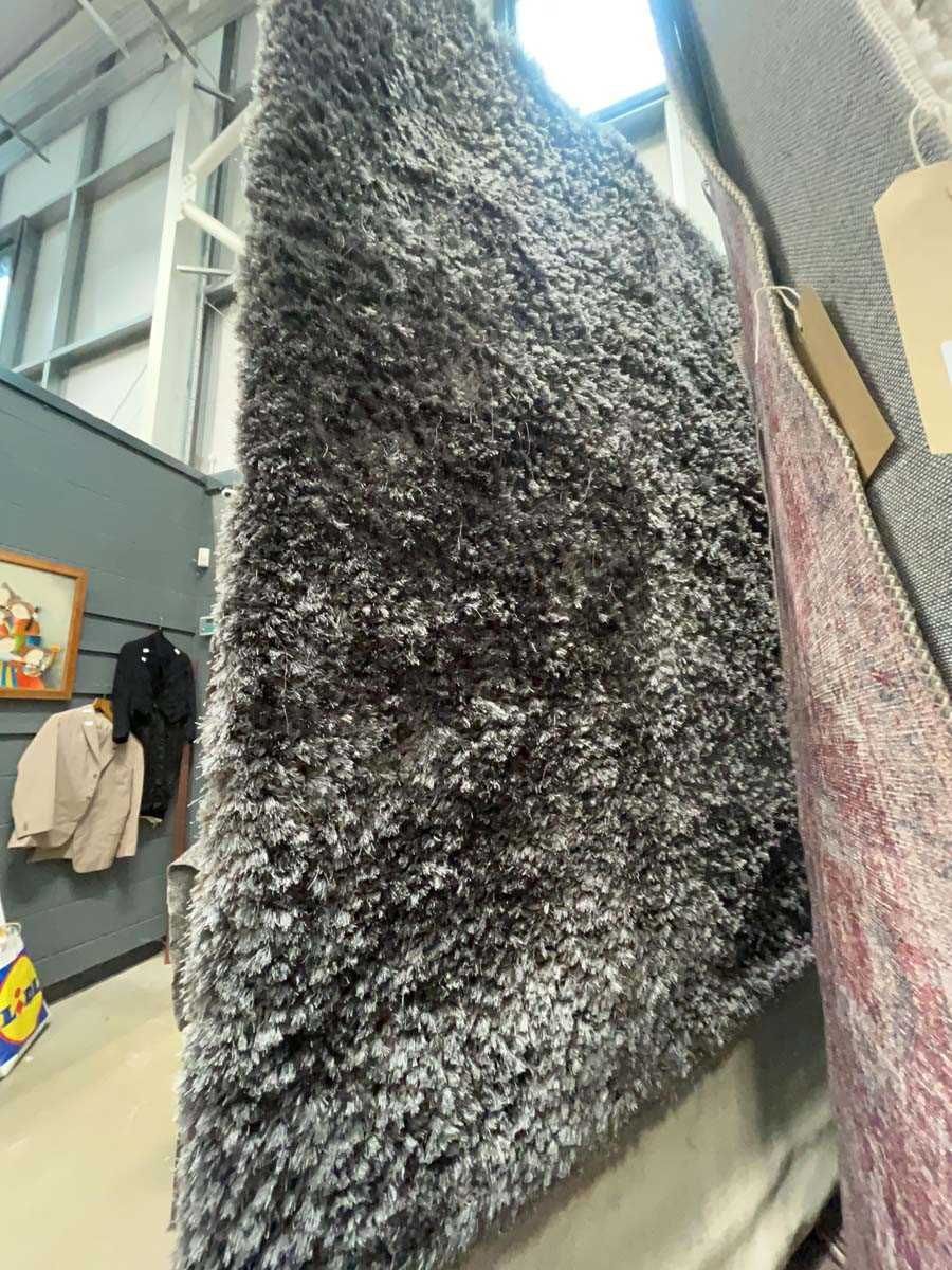 Lot 5002 - Medium modern rug, grey and black