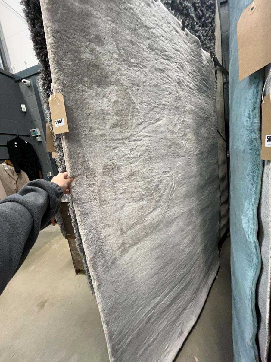 Lot 5004 - Small off white coloured rug