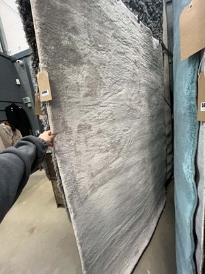 Lot 5004 - Small off white coloured rug