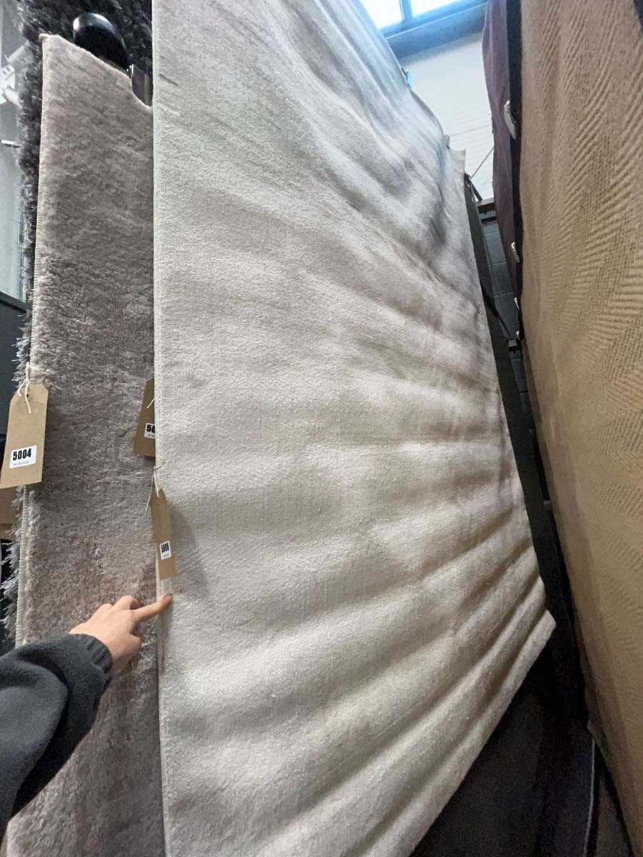 Lot 5006 - Large modern rug in white