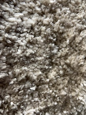 Lot 5008 - Medium size rug in off white