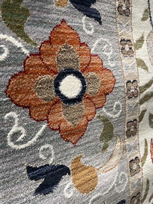 Lot 5014 - Large modern floral decorated rug with tassels