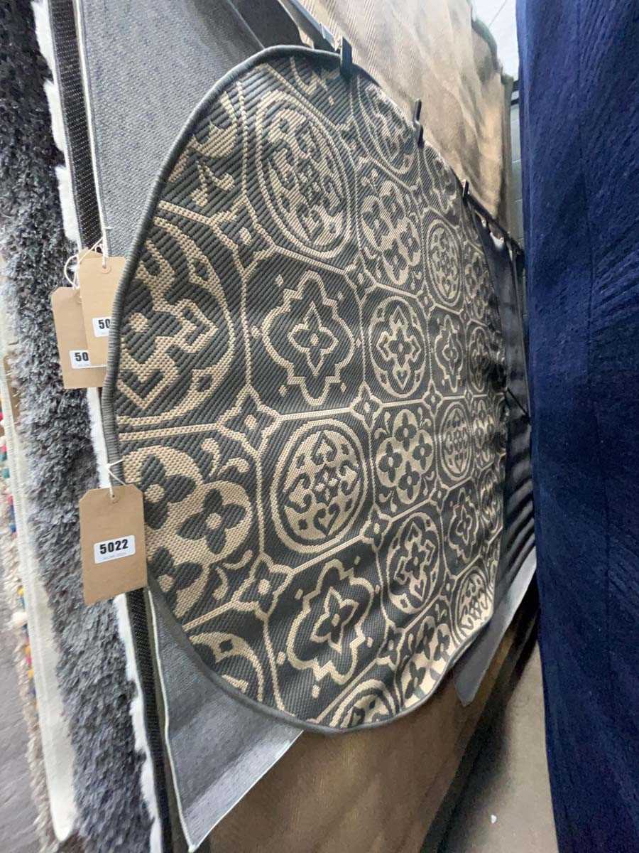 Lot 5022 - Medium circular rug in grey with geometric...