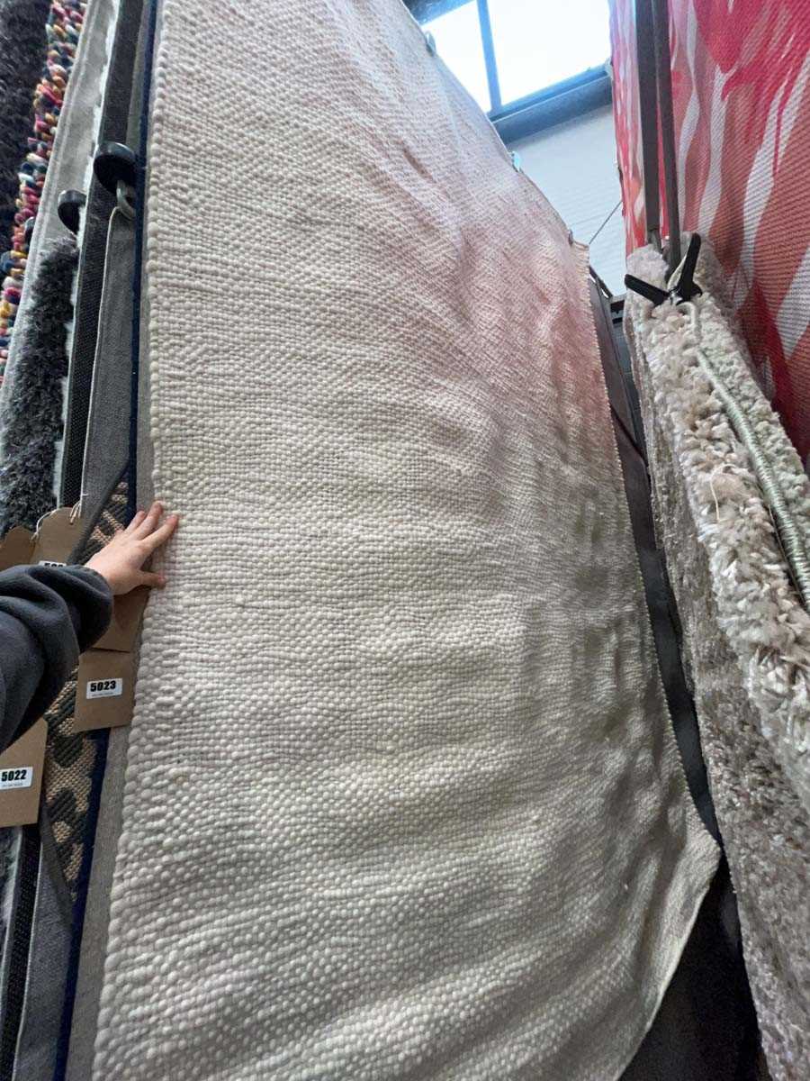 Lot 5024 - Large modern rug in white