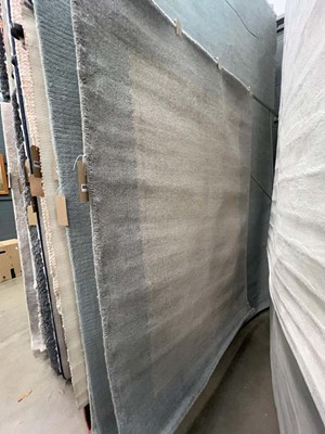 Lot 5032 - Medium sized modern rug with grey border