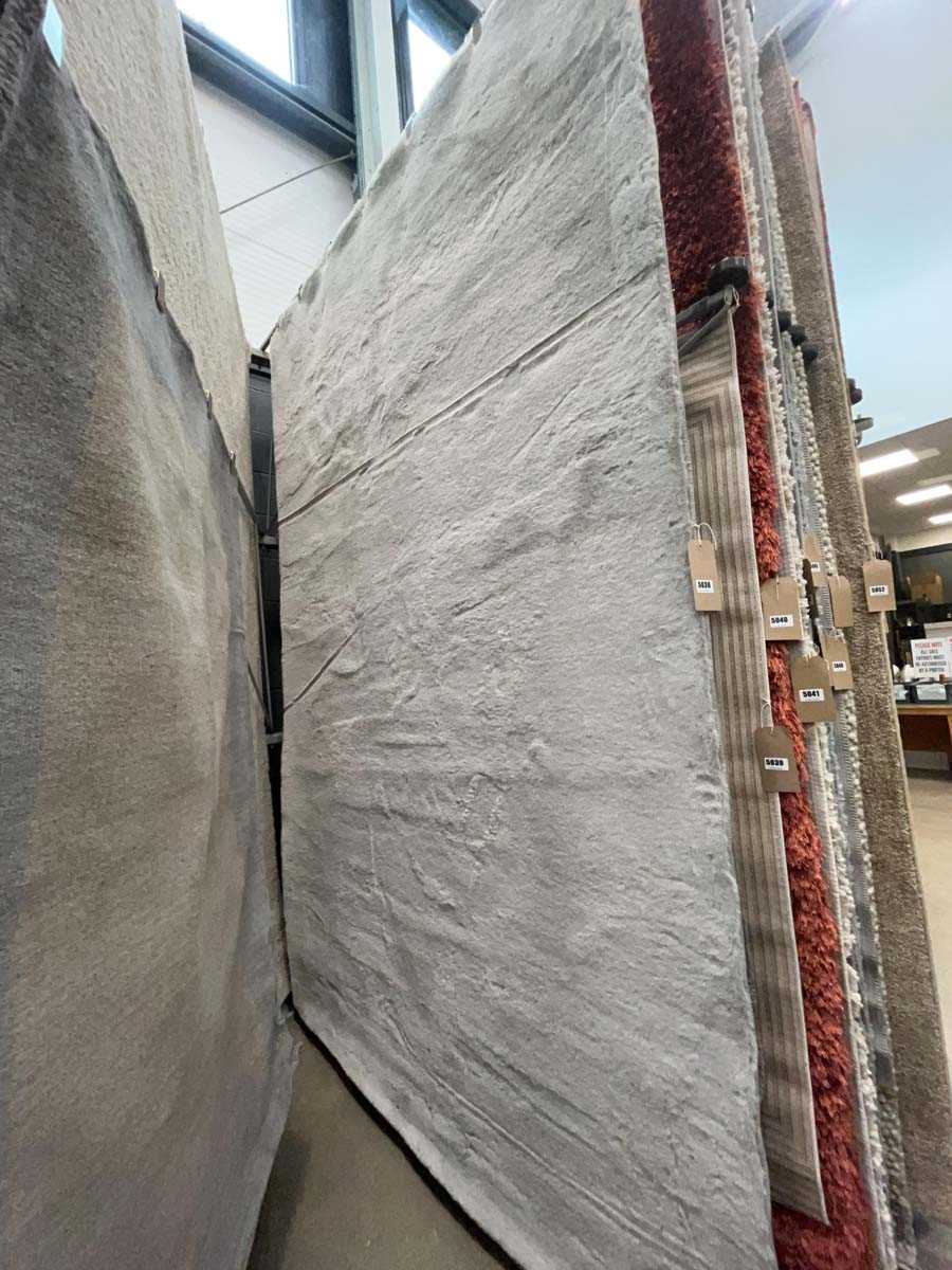 Lot 5036 - Small modern rug in light grey