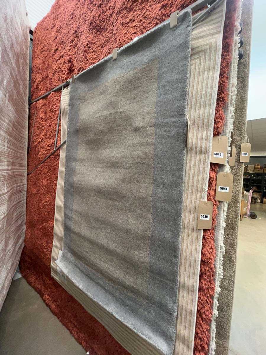 Lot 5038 - Small modern rug with grey border
