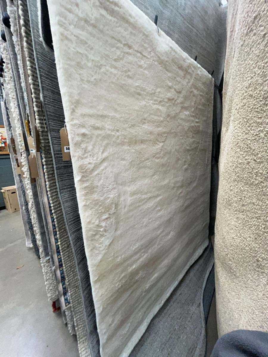 Lot 5051 - Medium size rug in white