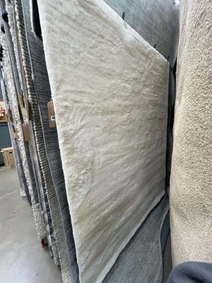 Lot 5051 - Medium size rug in white