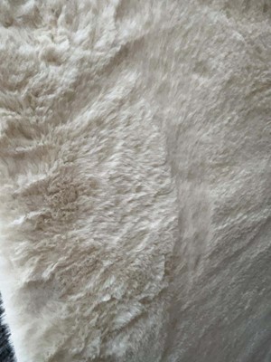 Lot 5051 - Medium size rug in white