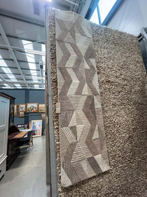 Lot 5069 - Modern geometric design runner in brown and white