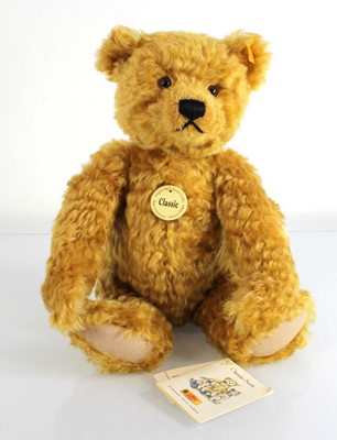 Lot 141 - A Steiff fully jointed bear 'Classic', h. 35 cm
