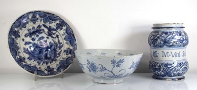 Lot 185 - An 18th/19th century blue and white majolica...