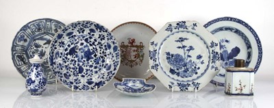 Lot 189 - A Chinese armorial cabinet plate, d. 20 cm, a...