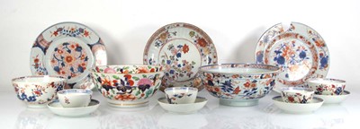 Lot 190 - Fourteen items of porcelain, each decorated in...
