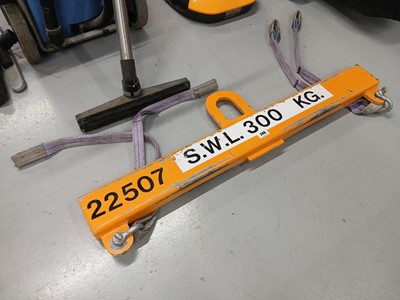 Lot 240 - 300kg capacity forklift lifting bar