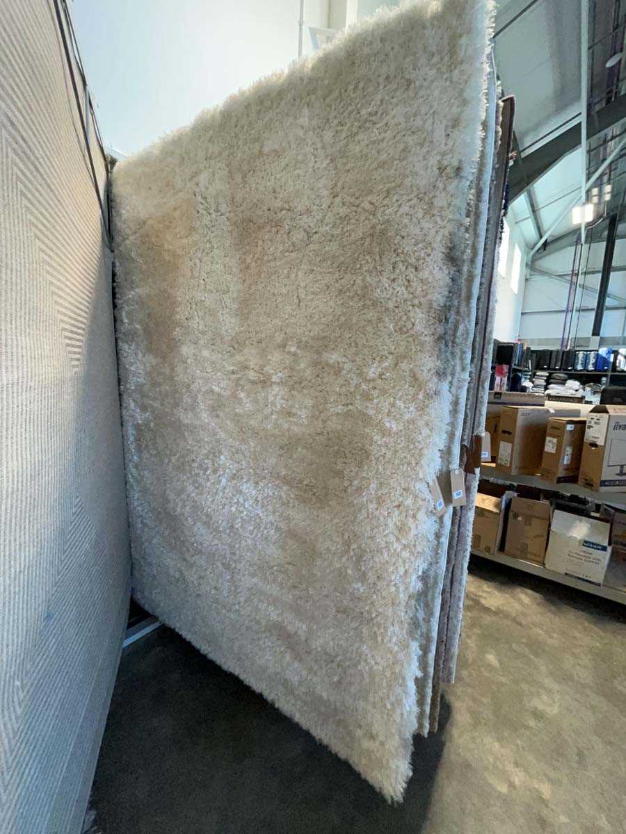 Lot 1323 - White shag pile area rug, approx. size 160 x...