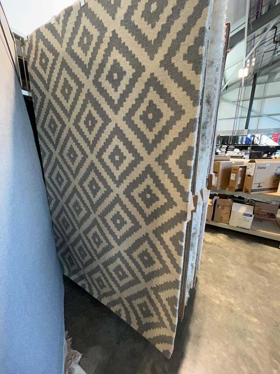 Lot 1326 - Nuloom blue and white patterned area rug,...