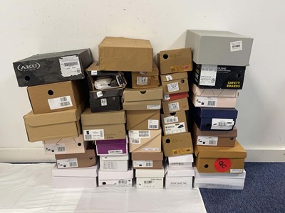 Lot Pallet box (not included) containing various...