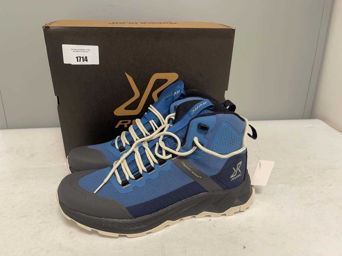 Lot Revolution Race UK10 hypershell boots in...