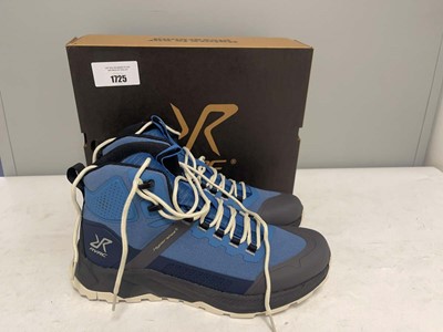Lot Revolution Race UK10.5 hypershell boots in...
