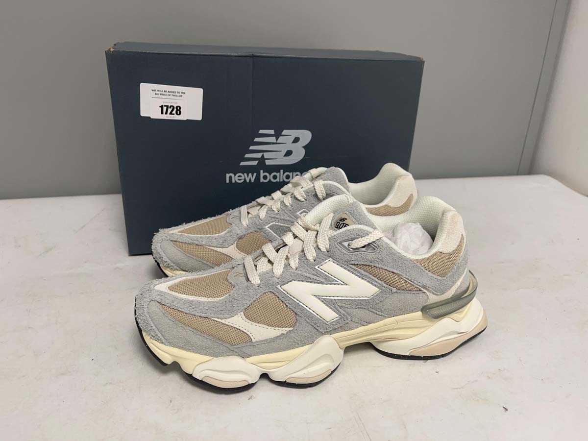 Lot New Balance UK9 9060 trainers in grey - boxed