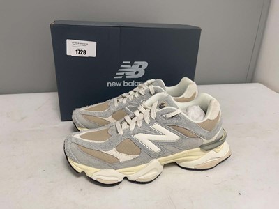 Lot New Balance UK9 9060 trainers in grey - boxed