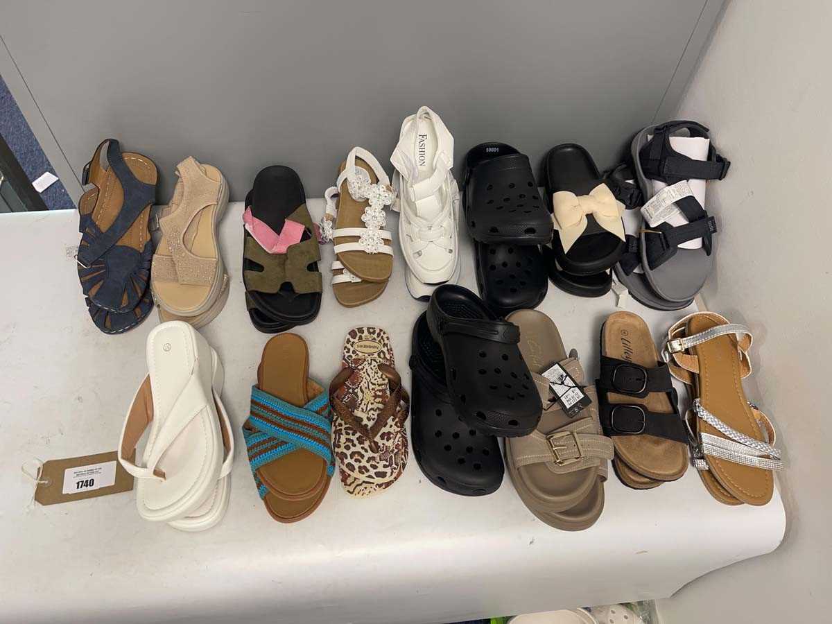 Lot 15x Pairs of sandals to include Haviianas,...
