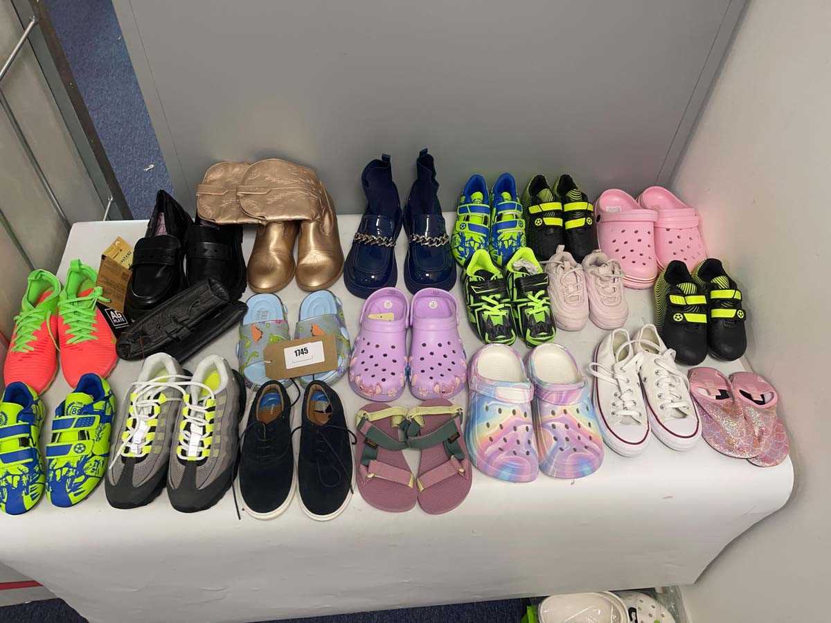 Lot 20x Pairs of children's shoes to include Fila,...