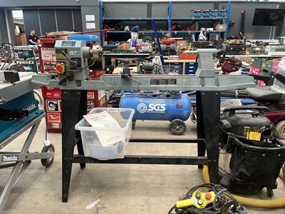 Lot 4518 - Delta 46-255 variable speed wood turning lathe...