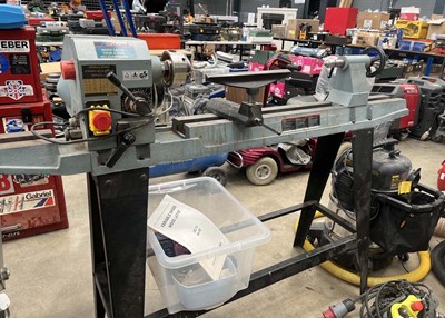 Lot 4518 - Delta 46-255 variable speed wood turning lathe...