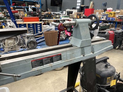 Lot 4518 - Delta 46-255 variable speed wood turning lathe...