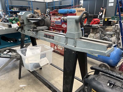 Lot 4518 - Delta 46-255 variable speed wood turning lathe...