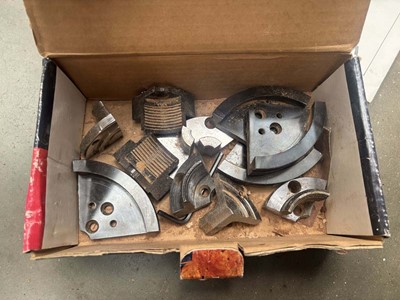 Lot 4518 - Delta 46-255 variable speed wood turning lathe...
