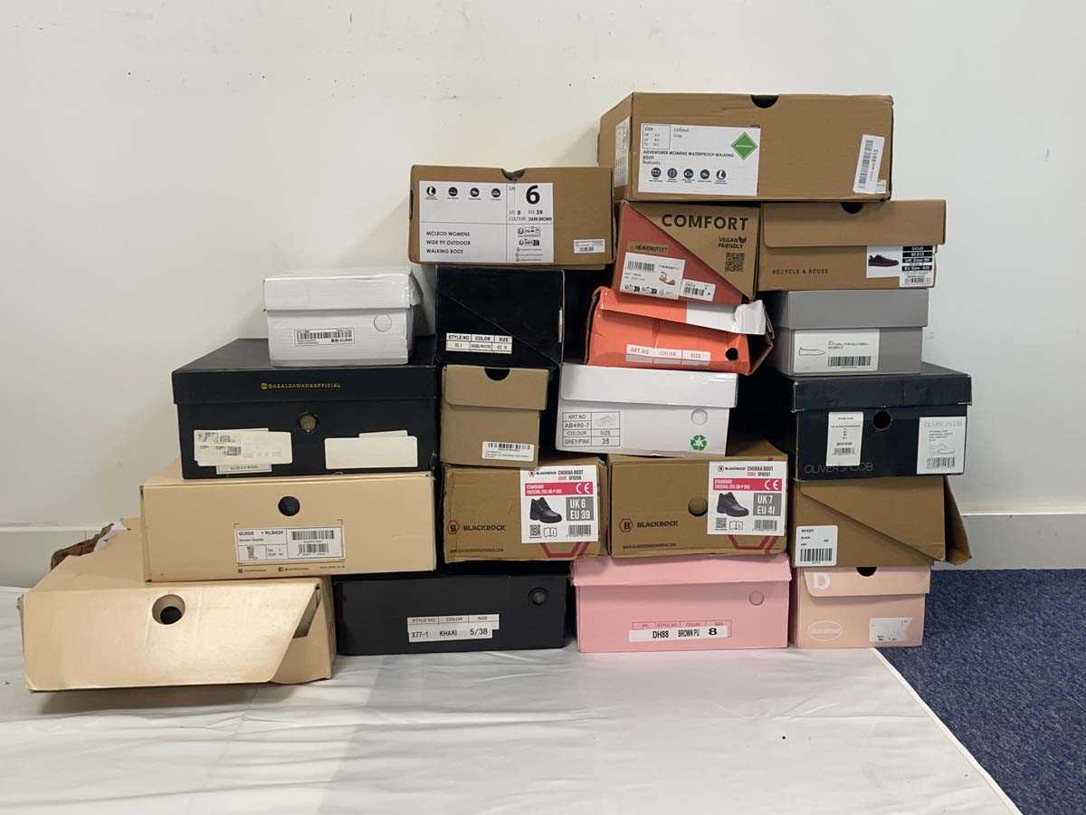 Lot Pallet box (not included) containing mixed...