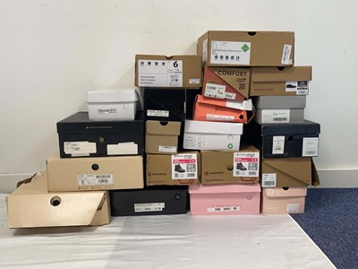 Lot Pallet box (not included) containing mixed...