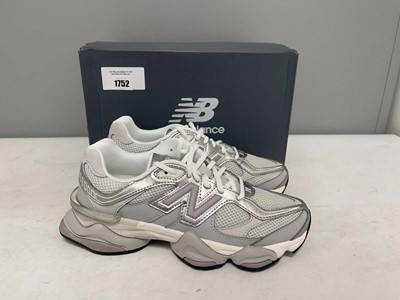 Lot New Balance UK7 9060 trainers in grey - boxed