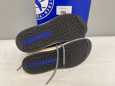Lot Birkenstock UK7 pasadena shoes in basalt grey -...