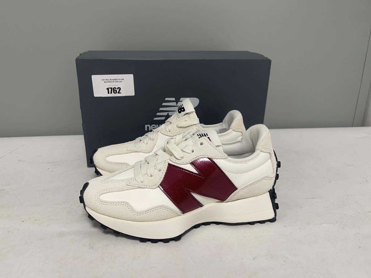 Lot New Balance UK3.5 327 trainers in white - boxed