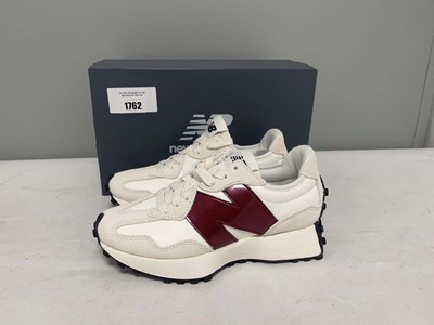 Lot New Balance UK3.5 327 trainers in white - boxed