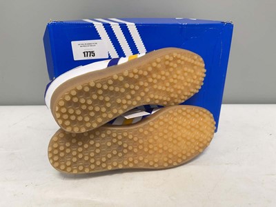 Lot Adidas UK8 gazelle golf trainers in white - boxed