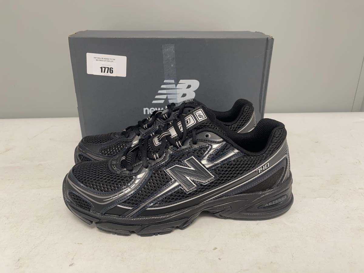 Lot New Balance UK9 740 trainers in black - boxed