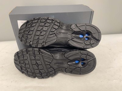 Lot New Balance UK9 740 trainers in black - boxed