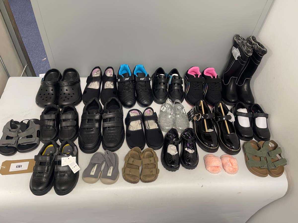 Lot 19x Pairs of children's shoes to include...