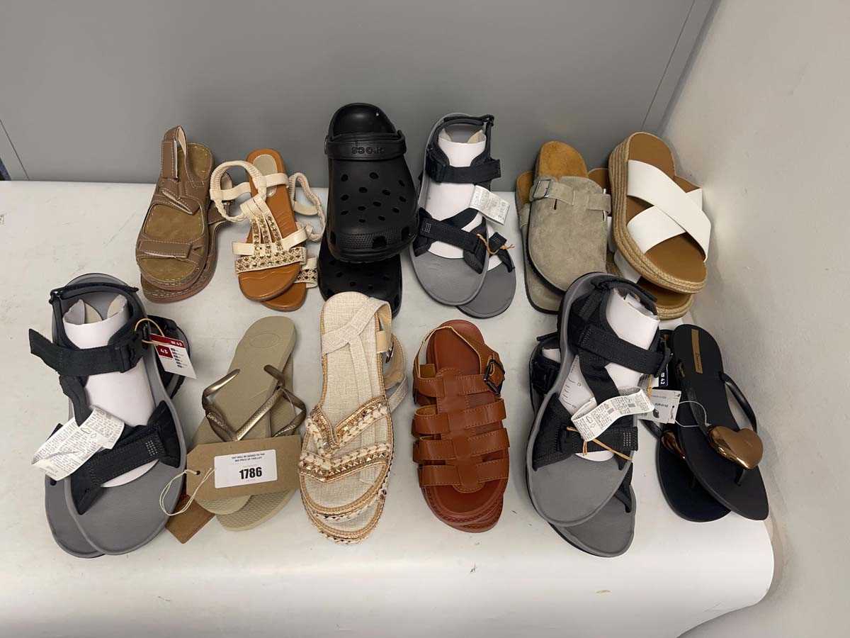 Lot 12x Pairs of sandals to include Fitflop, Crocs,...