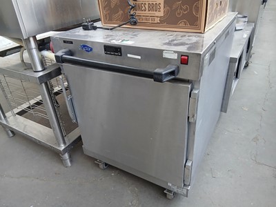 Lot 428 - 70cm electric Victor mobile heated cabinet