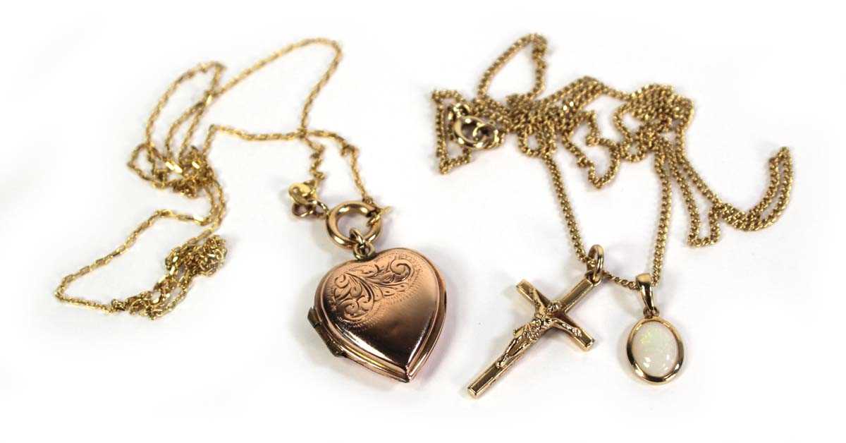 Lot 505 - A 9ct yellow gold curblink necklace suspending...